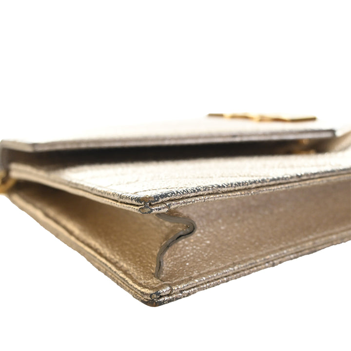 Saint Laurent Metallic Crackled Chevron Cuir de veau Monogram Envelope Chain Portefeuille