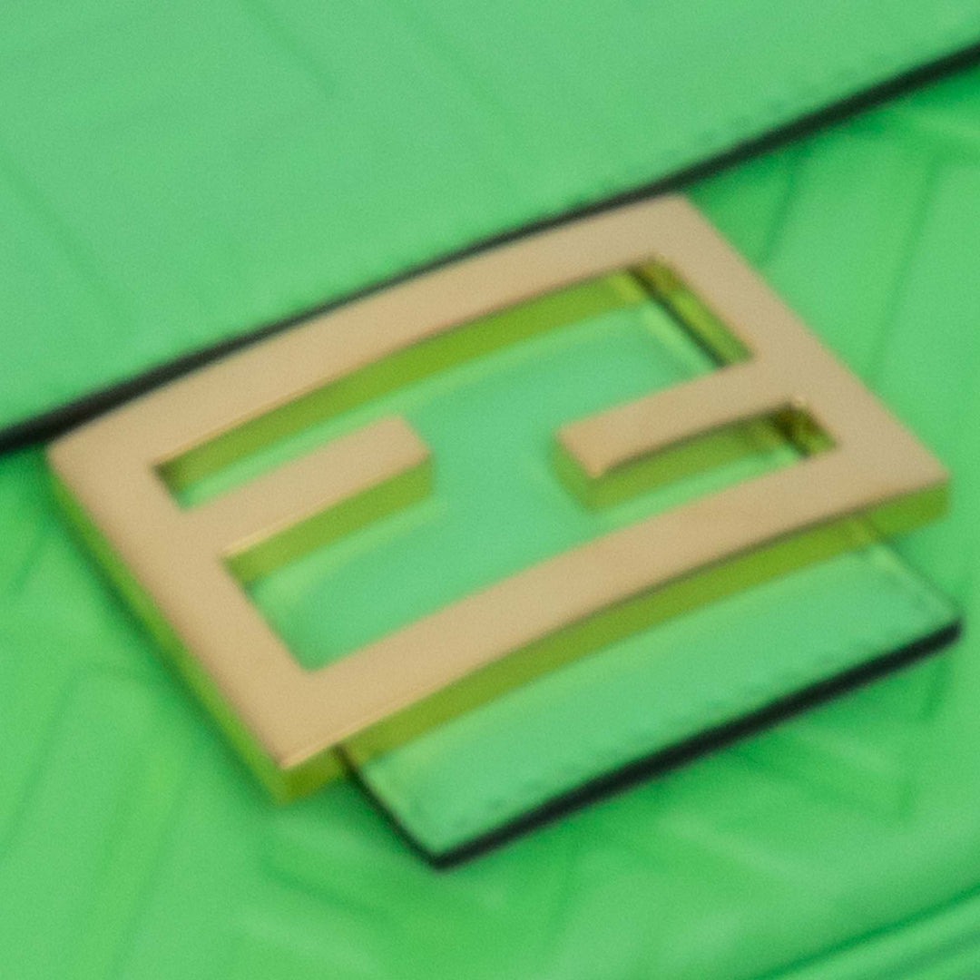 Fendi Sac porté épaule Zucca embossé Chaîne Midi Baguette Vert – vue 8 – GABY PARIS