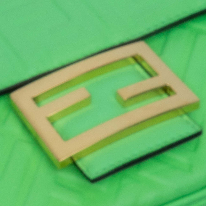 Fendi Sac porté épaule Zucca embossé Chaîne Midi Baguette Vert – vue 8 – GABY PARIS