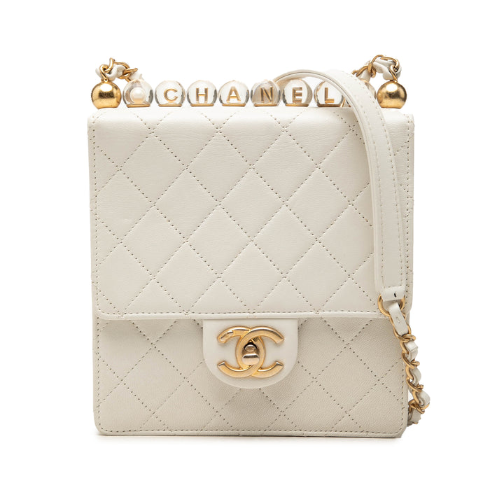 Chanel Chic Perles à rabat Petit Cuir d'agneau Blanc – vue principale – GABY PARIS
