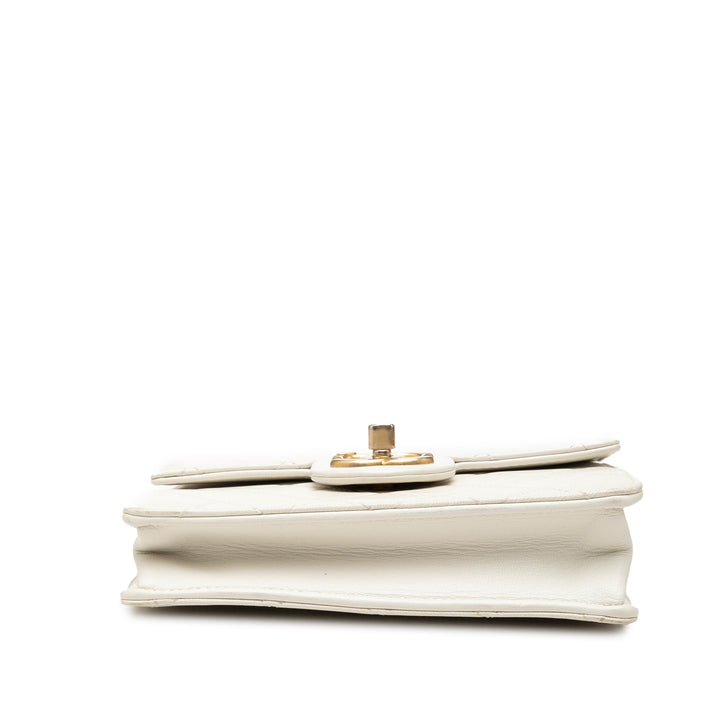 Chanel Chic Perles à rabat Petit Cuir d'agneau Blanc – vue 3 – GABY PARIS