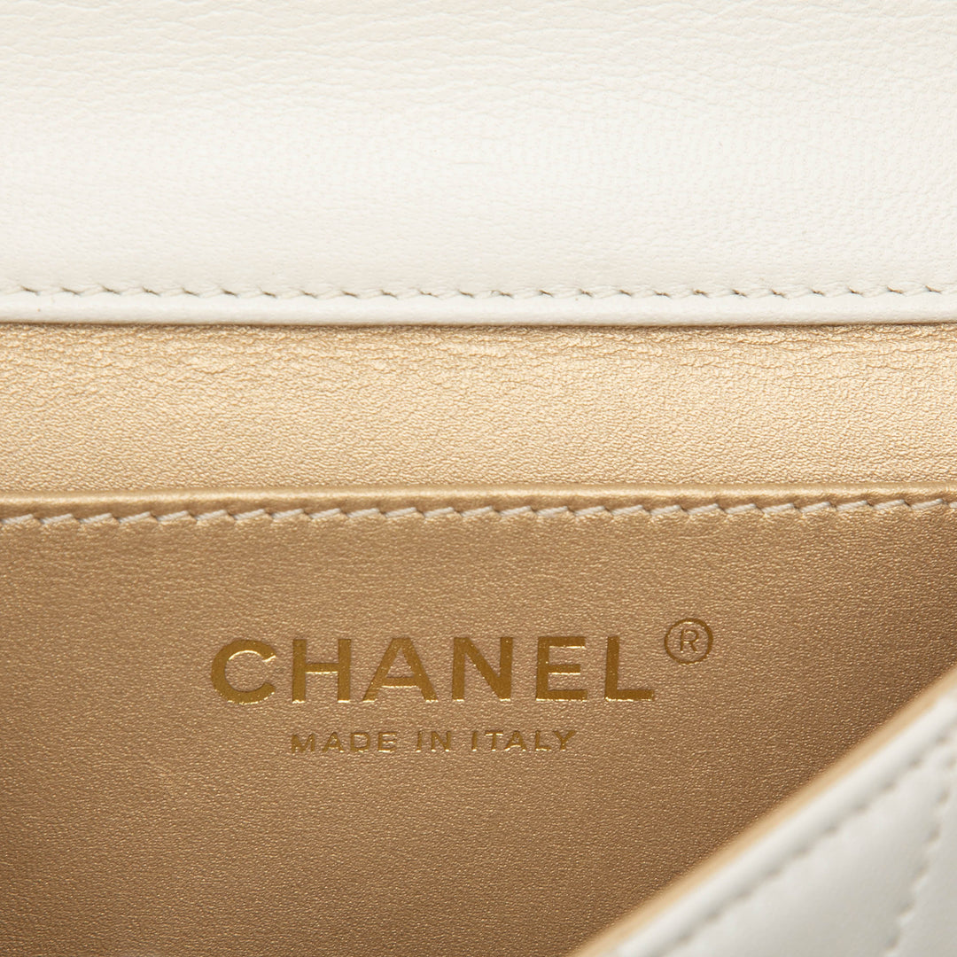 Chanel Chic Perles à rabat Petit Cuir d'agneau Blanc – vue 5 – GABY PARIS