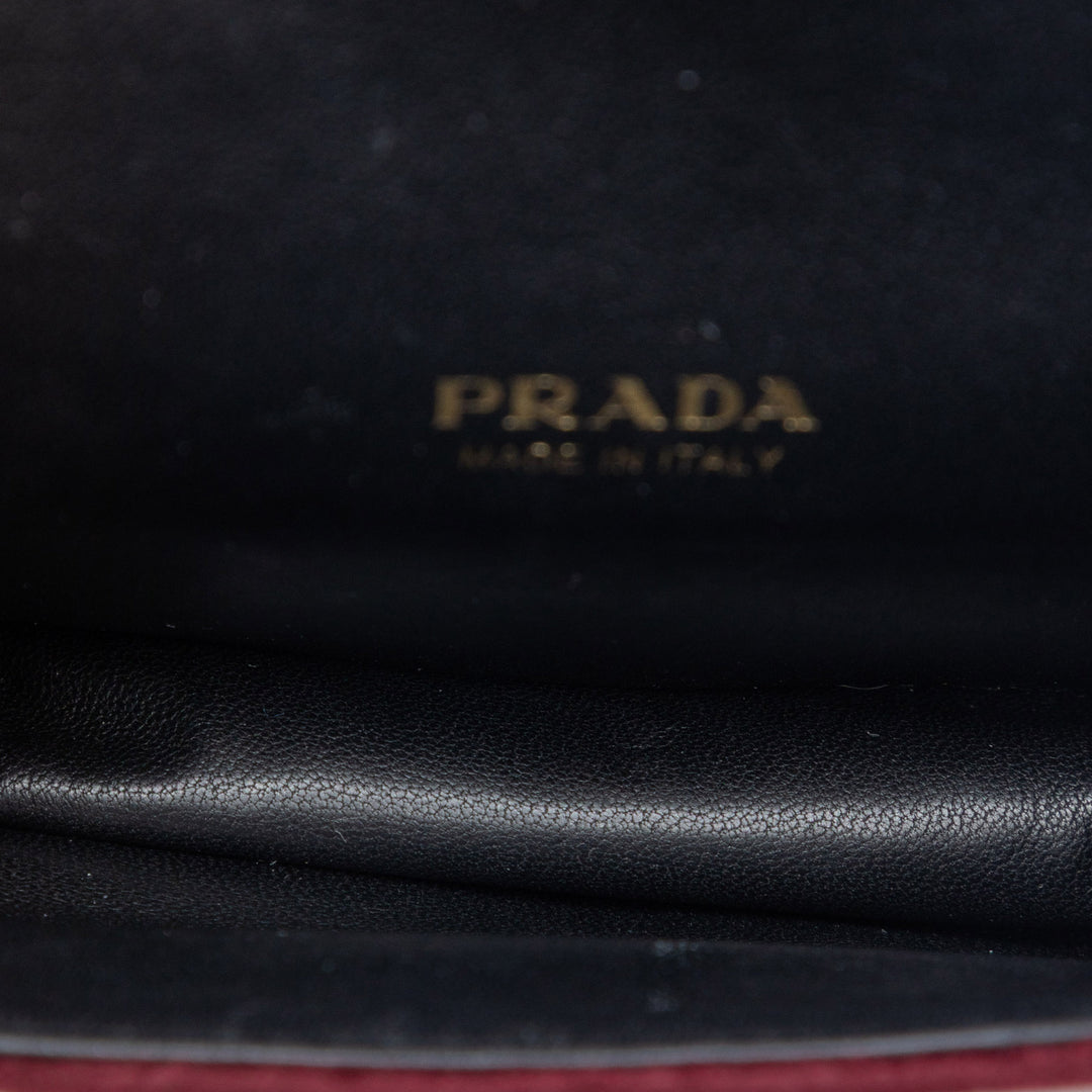 Prada Micro Croc embossé Cuir à finitions Velluto Cahier Sac porté croisé
