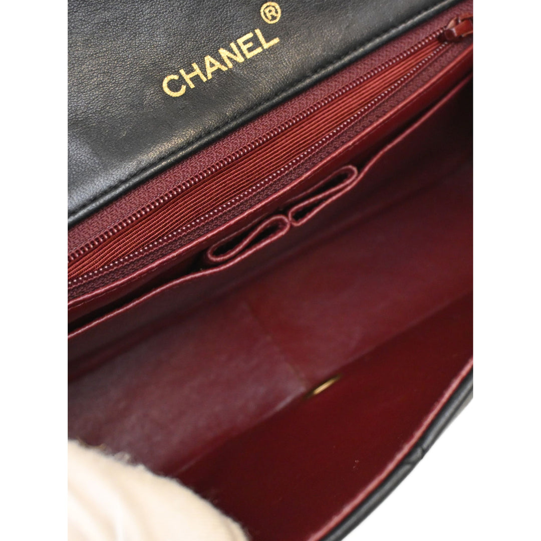 Chanel CC Matelassé Fermoir tourniquet Full Rabat simple Cuir d'agneau Noir – vue 4 – GABY PARIS