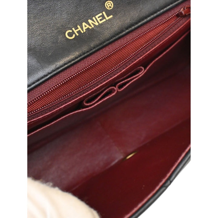 Chanel CC Matelassé Fermoir tourniquet Full Rabat simple Cuir d'agneau Noir – vue 4 – GABY PARIS