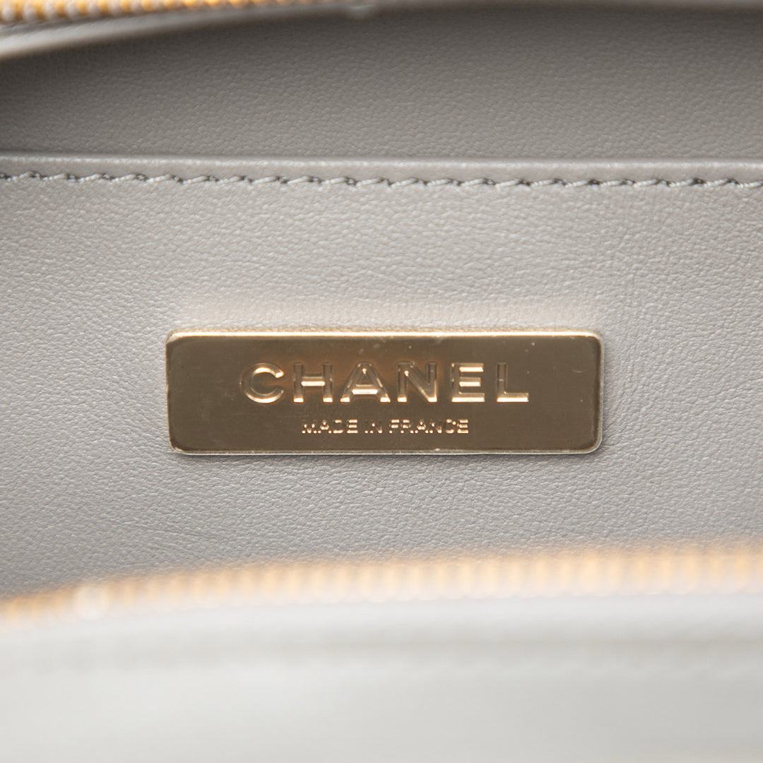 Chanel Small CC Matelassé Cuir de veau anse supérieure Convertible Vanity
