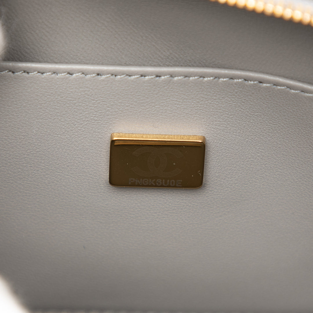 Chanel Small CC Matelassé Cuir de veau anse supérieure Convertible Vanity