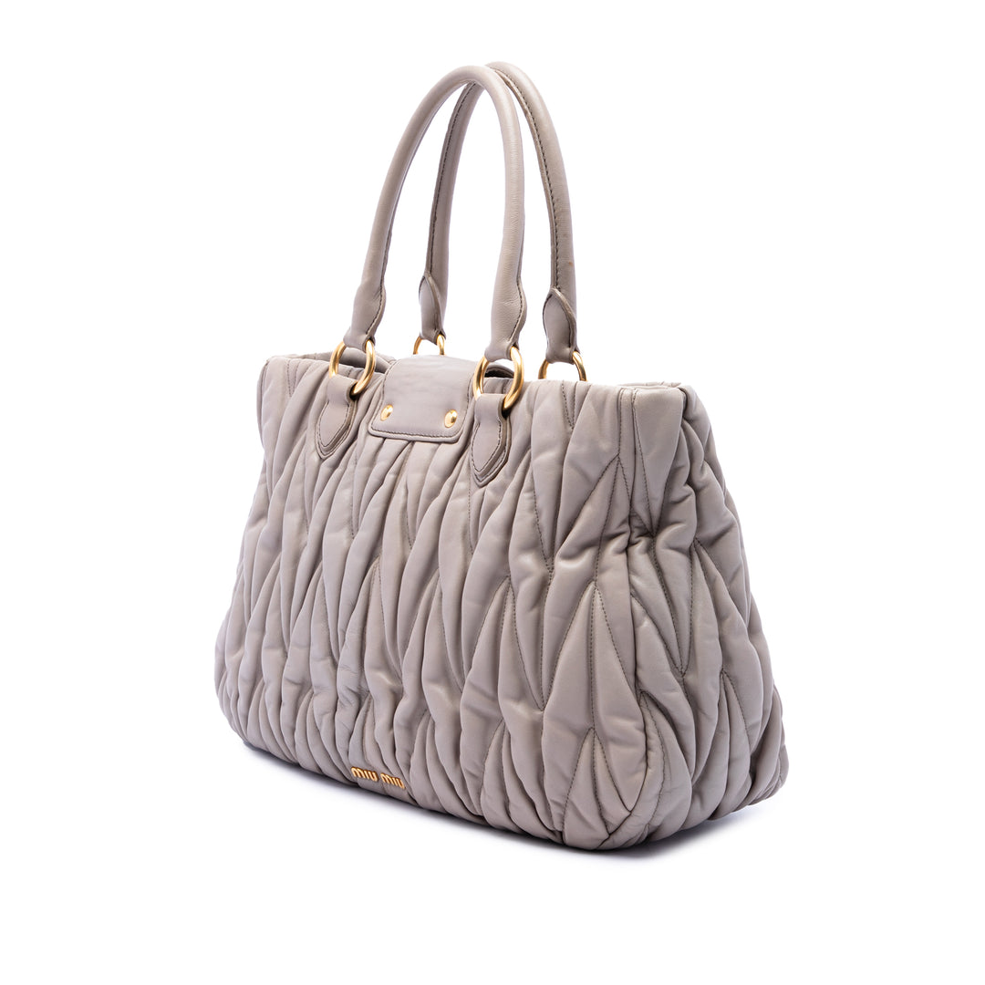 Miu Miu Matelasse Fermoir tourniquet Cabas nappa Beige – vue 2 – GABY PARIS