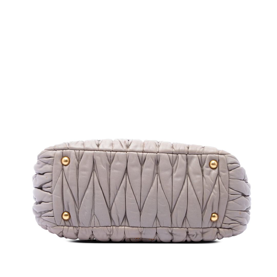 Miu Miu Matelasse Fermoir tourniquet Cabas nappa Beige – vue 3 – GABY PARIS