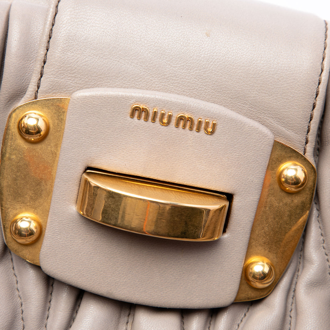Miu Miu Matelasse Fermoir tourniquet Cabas nappa Beige – vue 5 – GABY PARIS