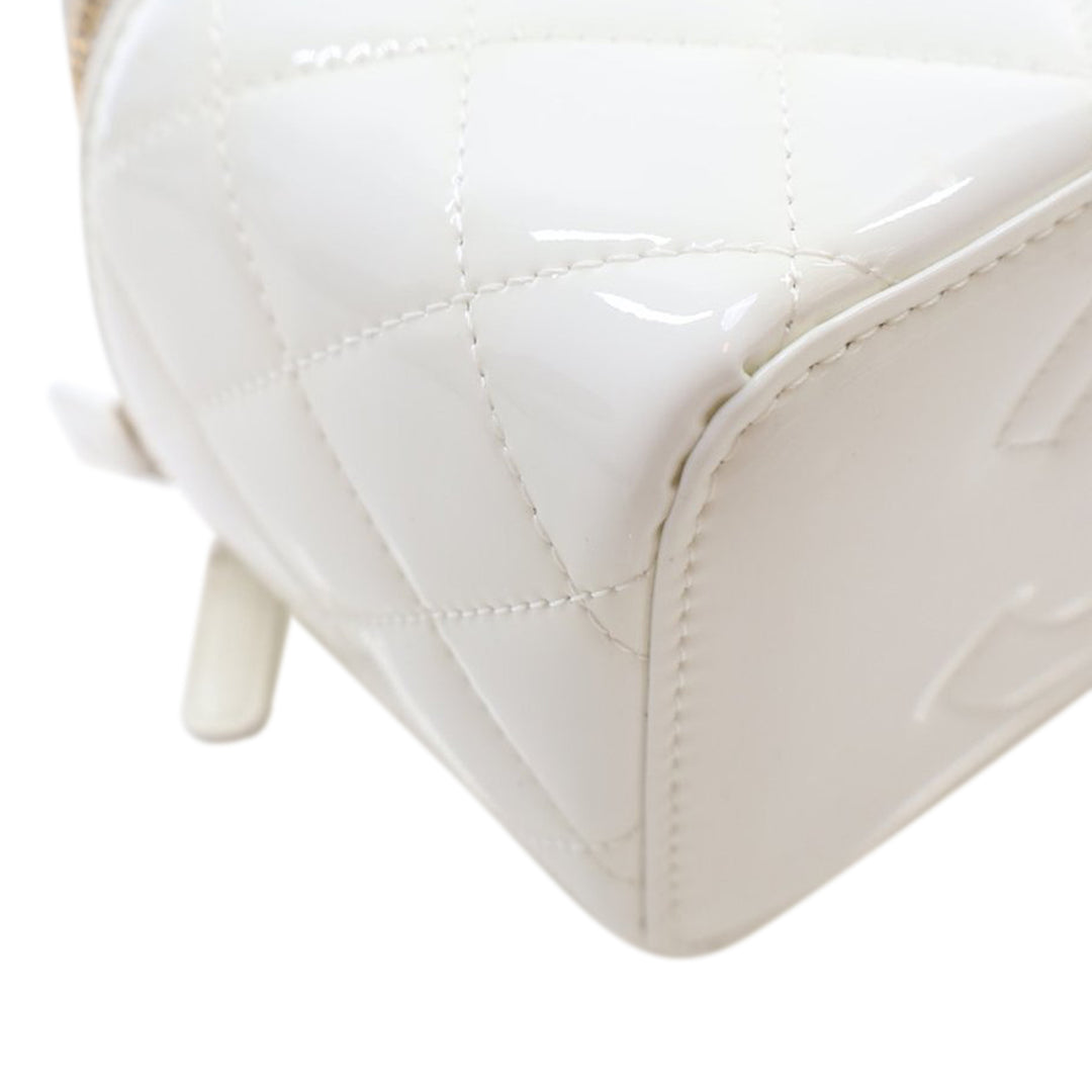 Chanel Small Quilted Cuir verni Coco Heart Charms Vanity Étui with Chain Blanc