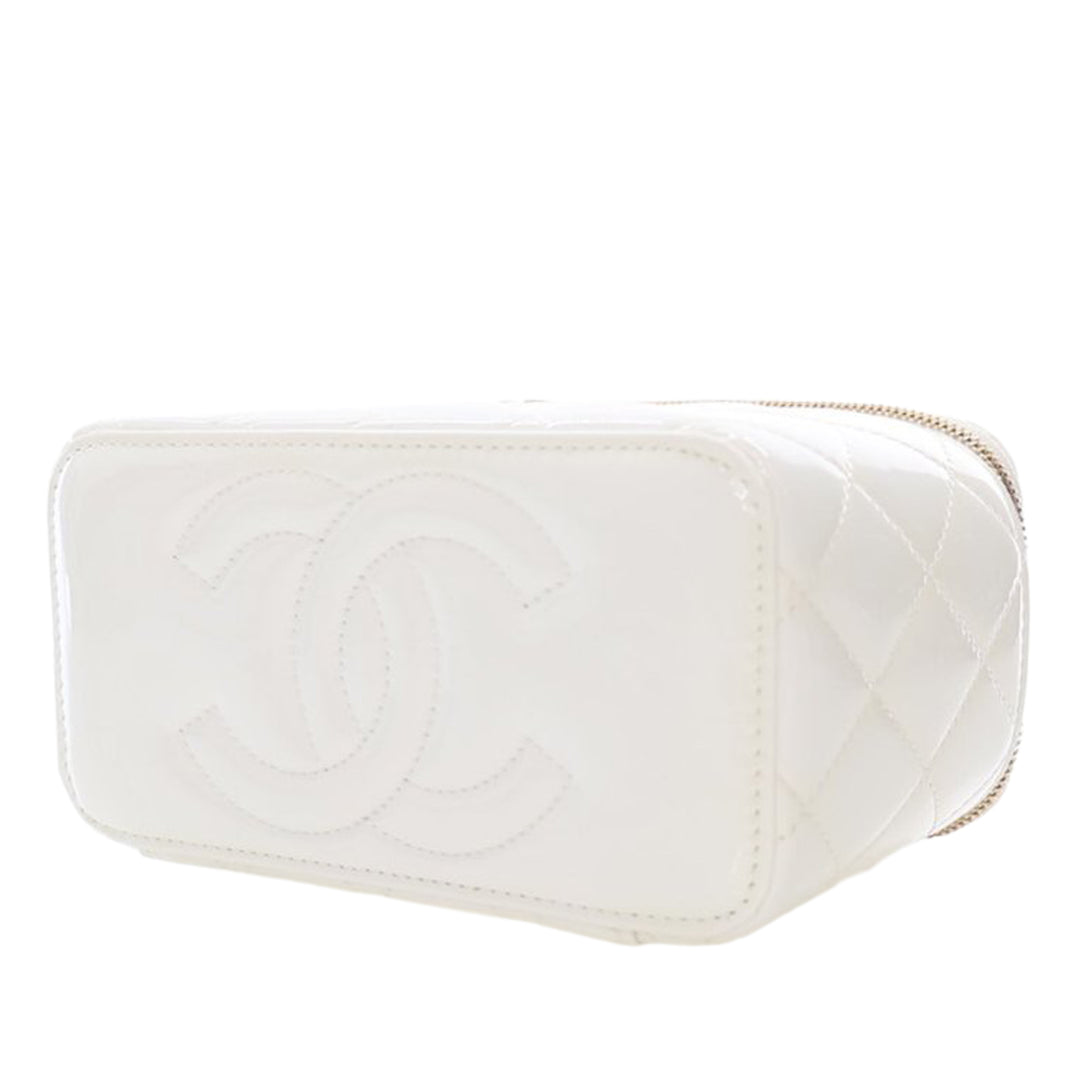 Chanel Small Quilted Cuir verni Coco Heart Charms Vanity Étui with Chain Blanc