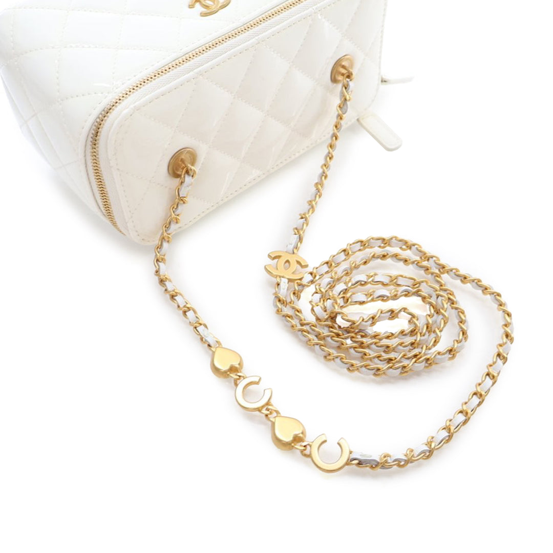 Chanel Small Quilted Cuir verni Coco Heart Charms Vanity Étui with Chain Blanc