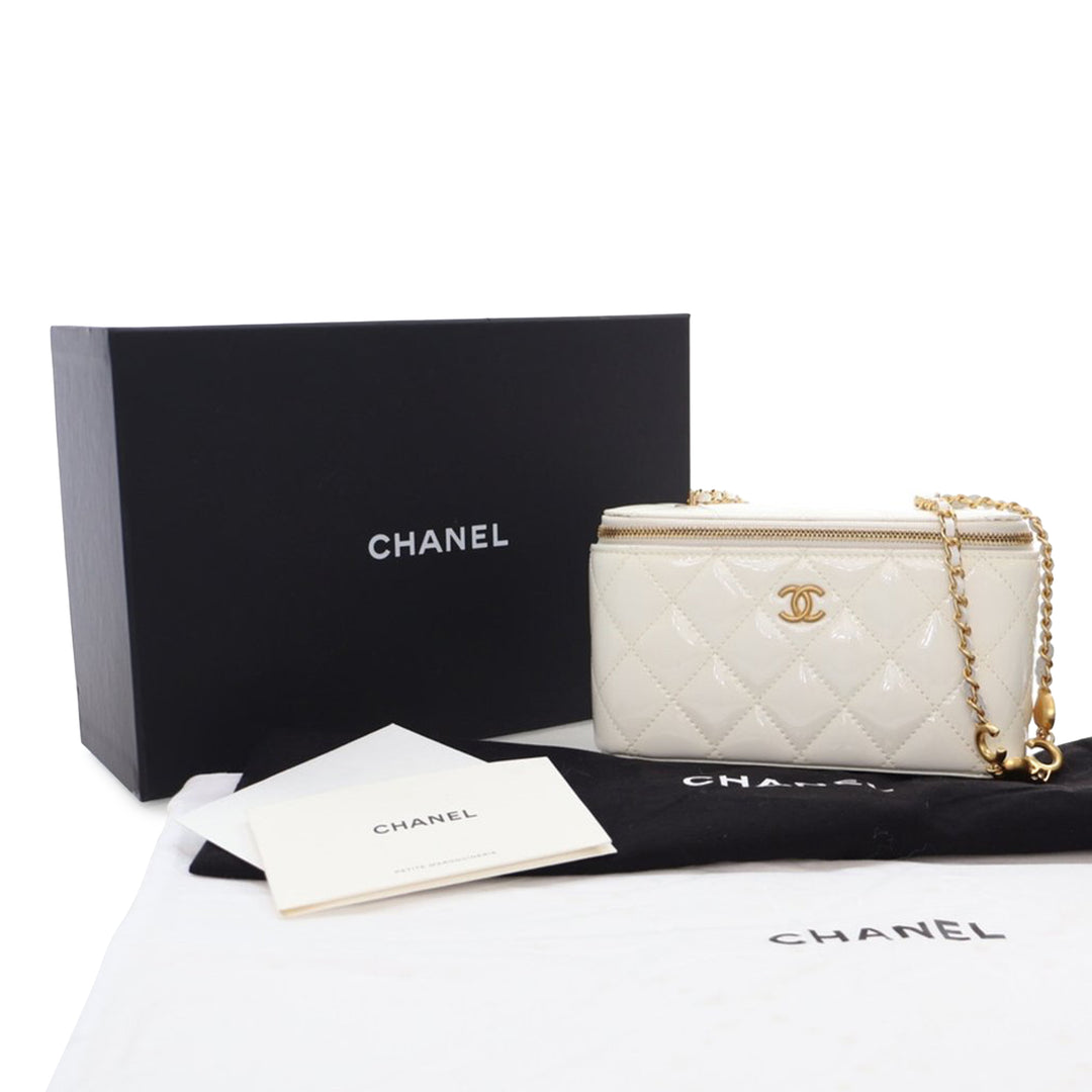 Chanel Small Quilted Cuir verni Coco Heart Charms Vanity Étui with Chain Blanc