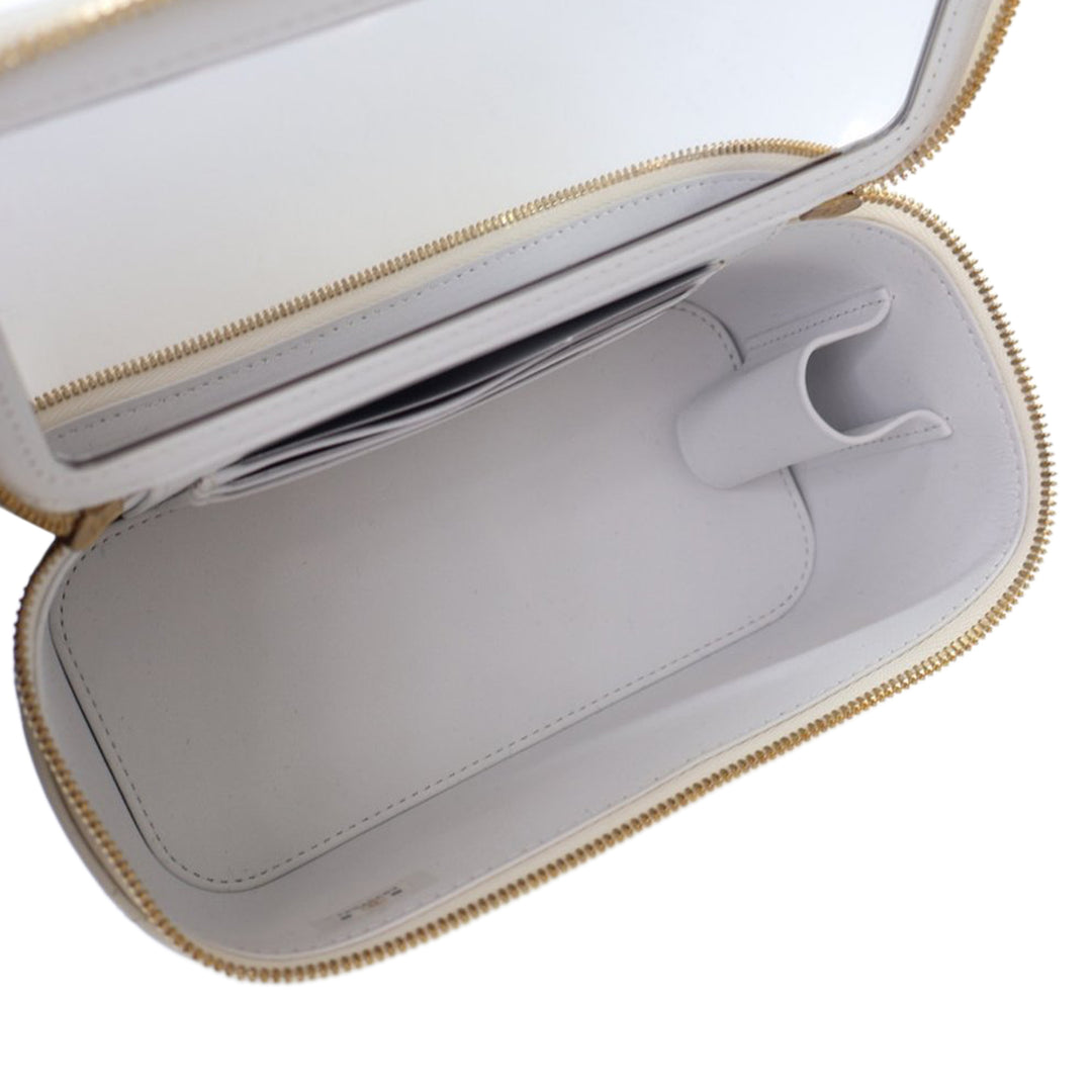 Chanel Small Quilted Cuir verni Coco Heart Charms Vanity Étui with Chain Blanc