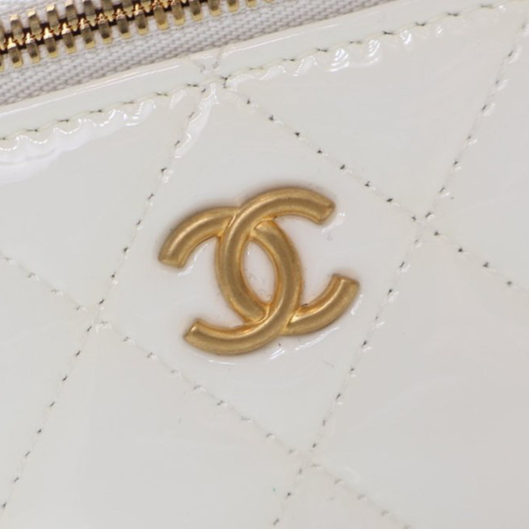 Chanel Small Quilted Cuir verni Coco Heart Charms Vanity Étui with Chain Blanc