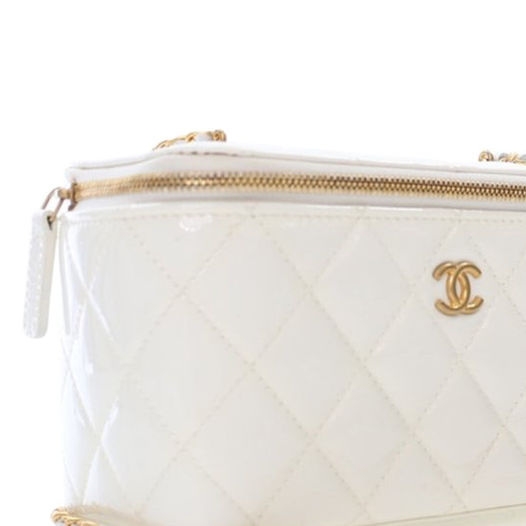 Chanel Small Quilted Cuir verni Coco Heart Charms Vanity Étui with Chain Blanc