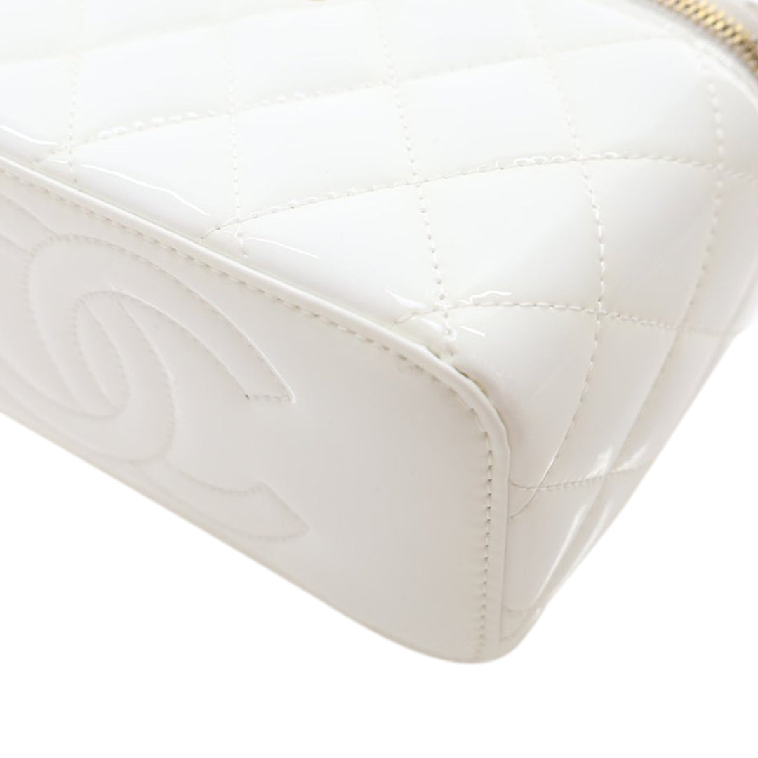 Chanel Small Quilted Cuir verni Coco Heart Charms Vanity Étui with Chain Blanc