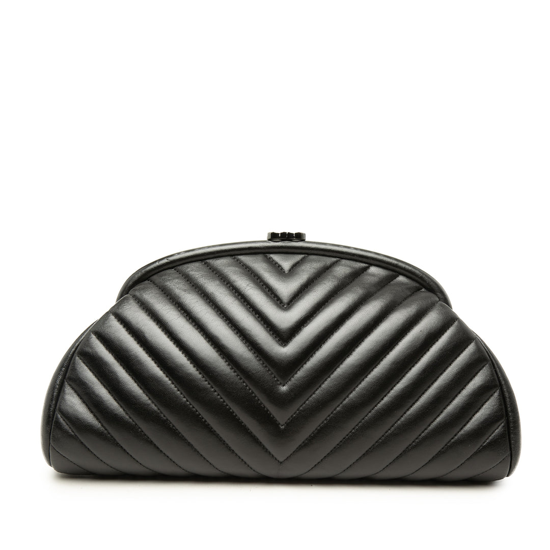 Chanel Chevron Timeless Kisslock Pochette Cuir d'agneau Noir – vue principale – GABY PARIS