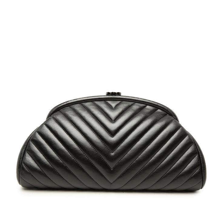 Chanel Chevron Timeless Kisslock Pochette Cuir d'agneau Noir – vue principale – GABY PARIS