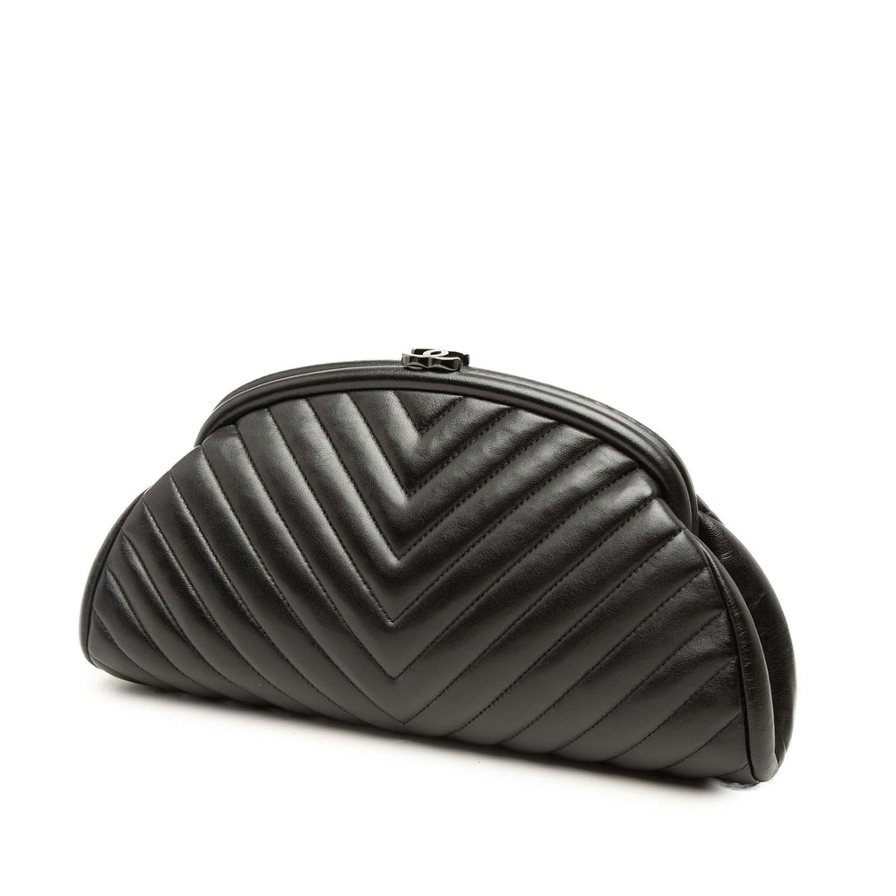 Chanel Chevron Timeless Kisslock Pochette Cuir d'agneau Noir – vue 2 – GABY PARIS