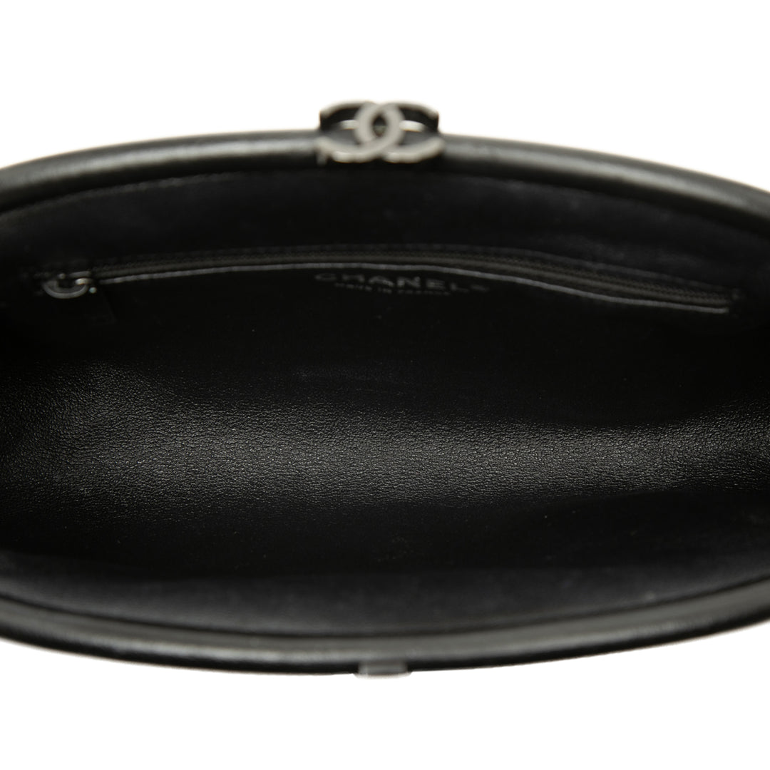 Chanel Chevron Timeless Kisslock Pochette Cuir d'agneau Noir – vue 4 – GABY PARIS