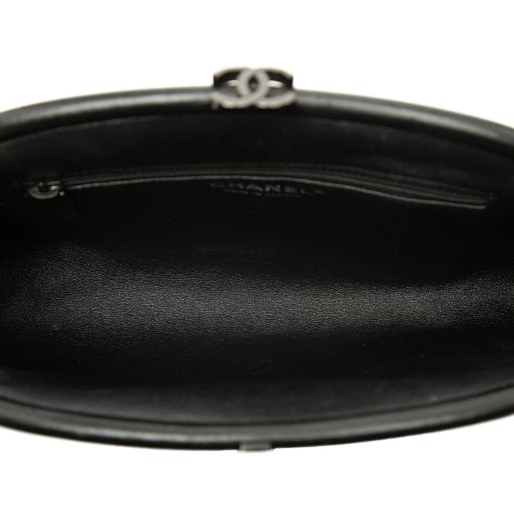 Chanel Chevron Timeless Kisslock Pochette Cuir d'agneau Noir – vue 4 – GABY PARIS