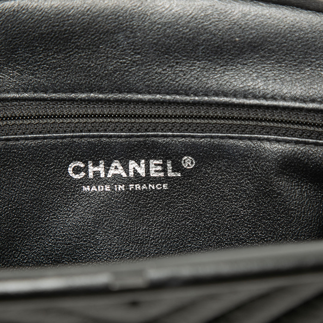 Chanel Chevron Timeless Kisslock Pochette Cuir d'agneau Noir – vue 5 – GABY PARIS