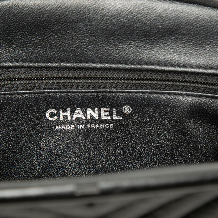 Chanel Chevron Timeless Kisslock Pochette Cuir d'agneau Noir – vue 5 – GABY PARIS