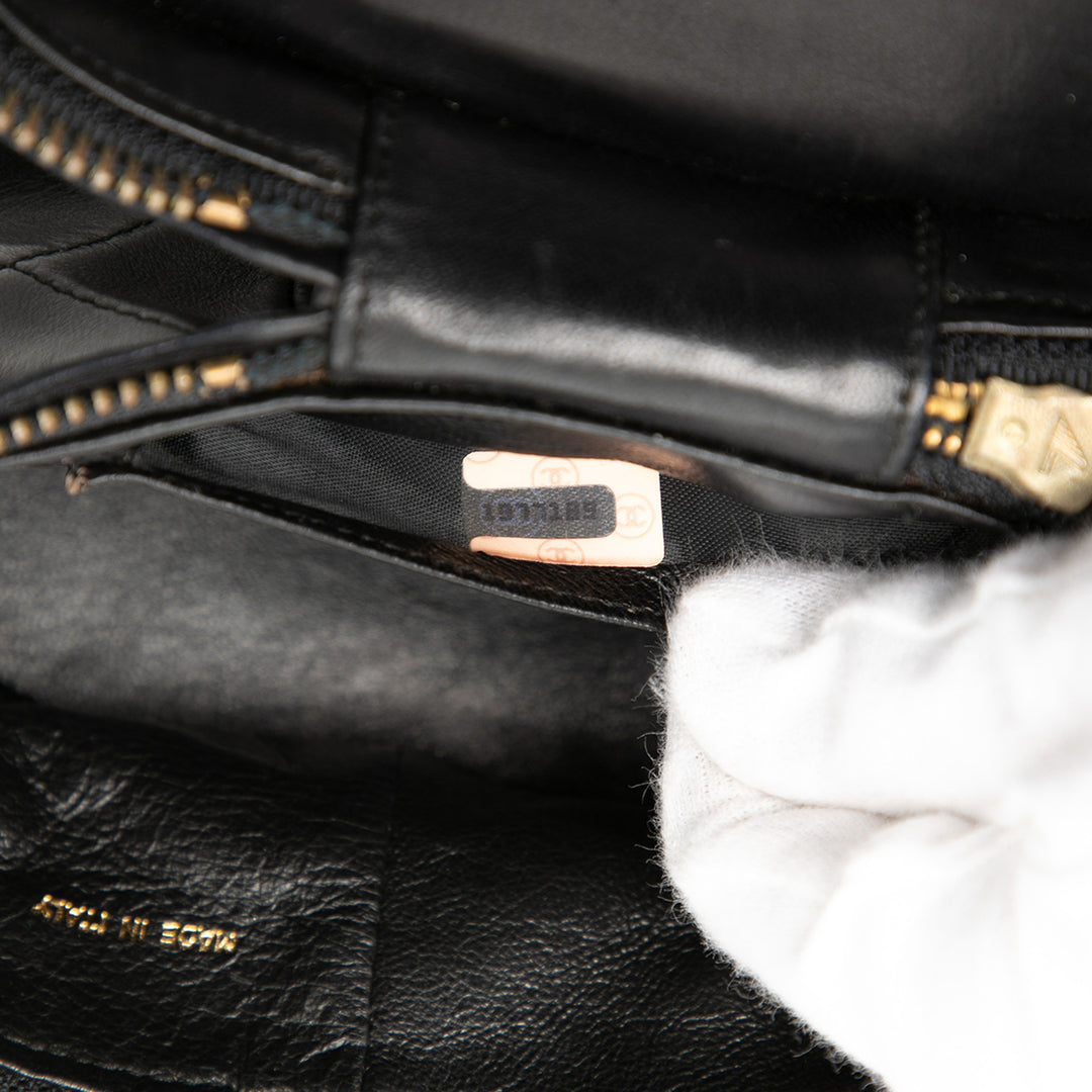 Chanel Matelassé Cuir d’agneau Pompon Vanity avec chaîne