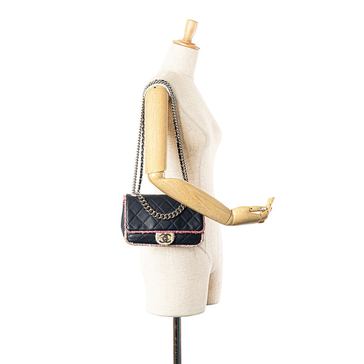 Chanel Quilted Cuir d’agneau and Tweed Elegant Trim Flap Bleu – GABY PARIS Authentique