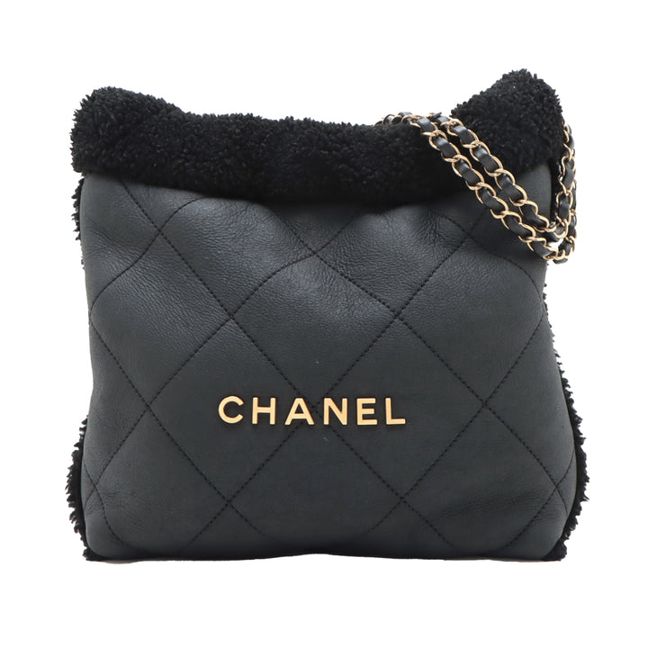 Chanel Small Quilted Aged Cuir d’agneau and Shearling 22 Sac à main Noir