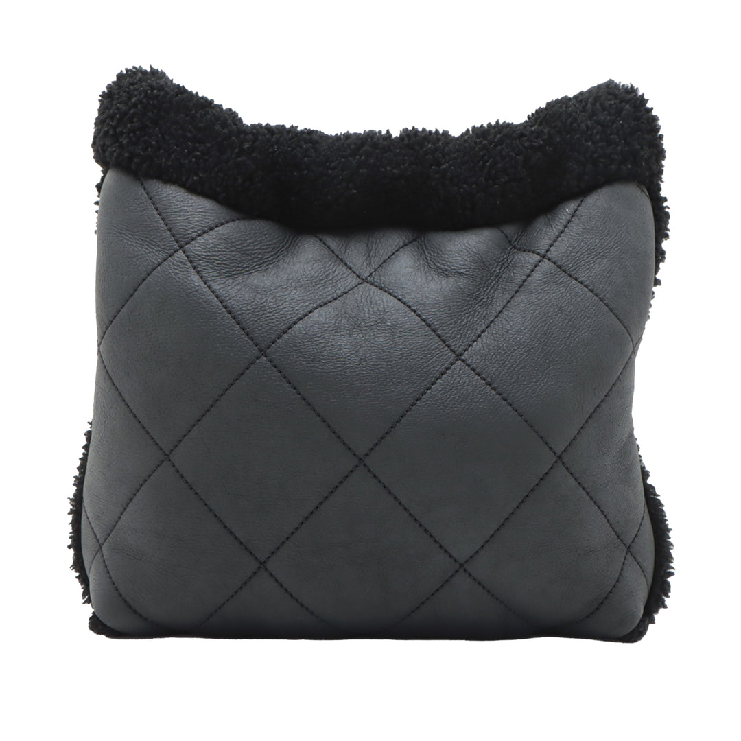 Chanel Small Quilted Aged Cuir d’agneau and Shearling 22 Sac à main Noir