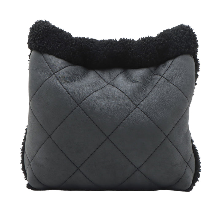 Chanel Small Quilted Aged Cuir d’agneau and Shearling 22 Sac à main Noir