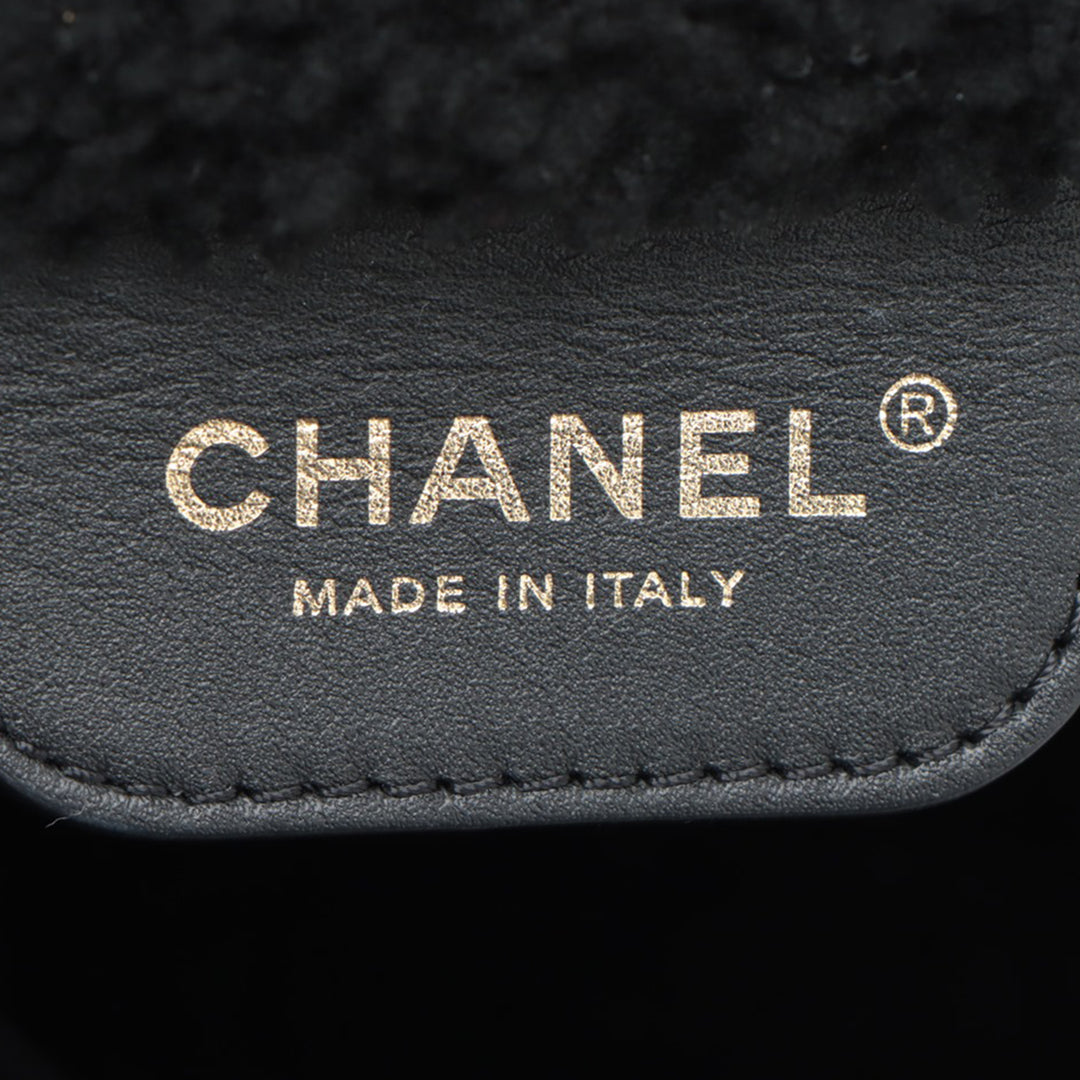 Chanel Small Quilted Aged Cuir d’agneau and Shearling 22 Sac à main Noir