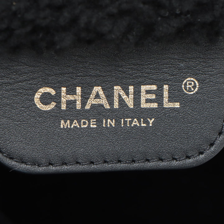 Chanel Small Quilted Aged Cuir d’agneau and Shearling 22 Sac à main Noir