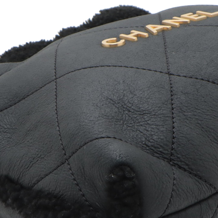Chanel Small Quilted Aged Cuir d’agneau and Shearling 22 Sac à main Noir
