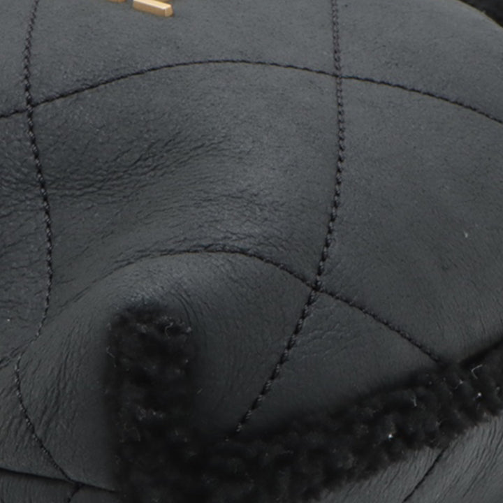 Chanel Small Quilted Aged Cuir d’agneau and Shearling 22 Sac à main Noir