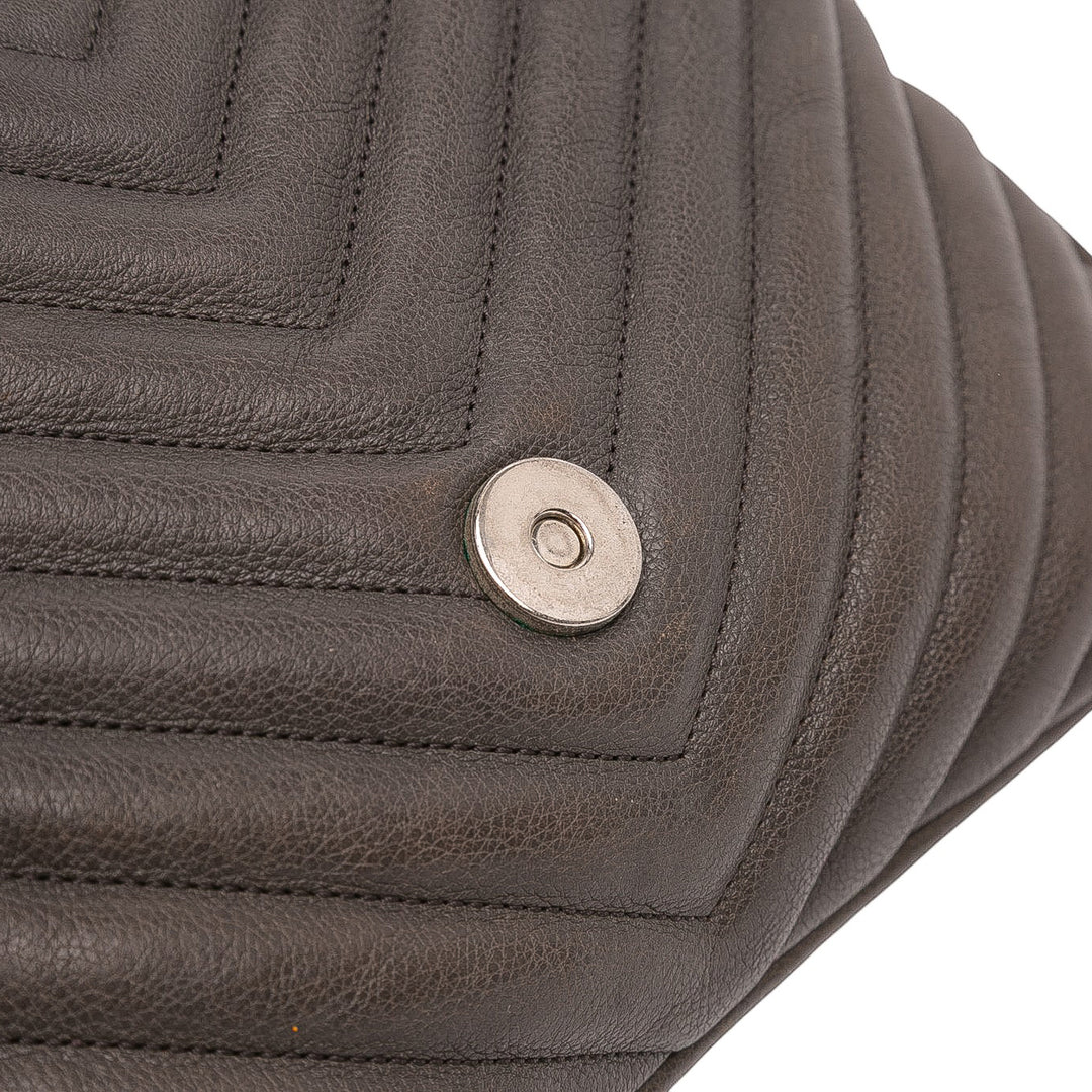 Saint Laurent Medium Chevron Sheepskin Monogram College Sac cartable Gris – GABY PARIS Authentique