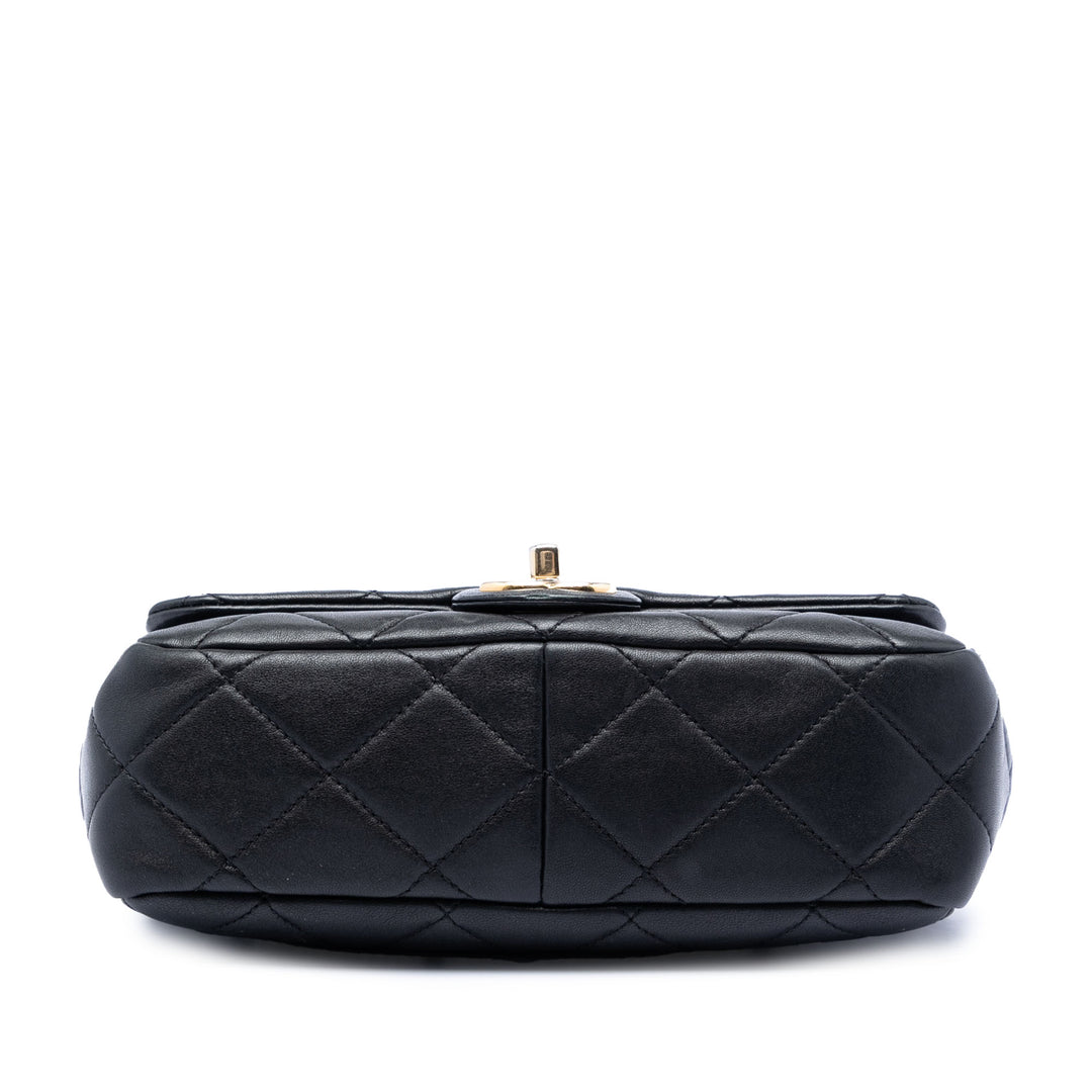 Chanel Small Matelassé Cuir d’agneau Rond anse supérieure à rabat
