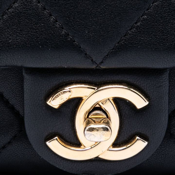 Chanel Small Matelassé Cuir d’agneau Rond anse supérieure à rabat