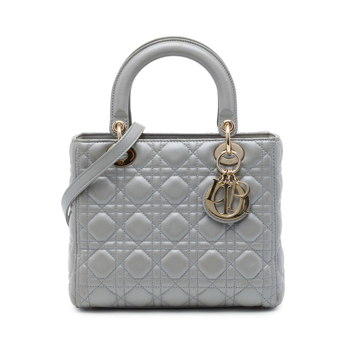 Dior Sac à main Lady Dior Perleescent Cannage Moyen Cuir d'agneau Gris – vue principale – GABY PARIS