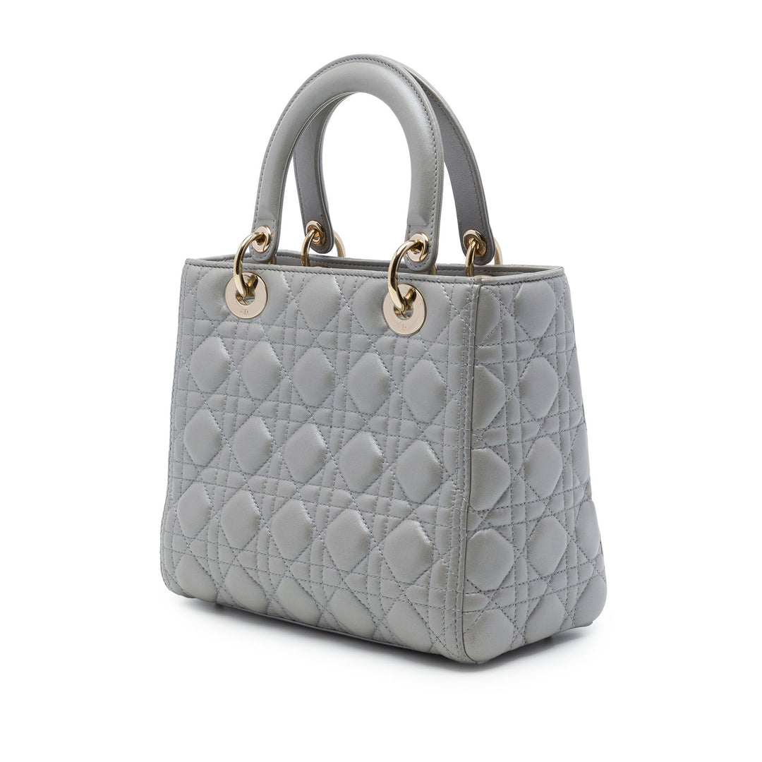 Dior Sac à main Lady Dior Perleescent Cannage Moyen Cuir d'agneau Gris – vue 2 – GABY PARIS