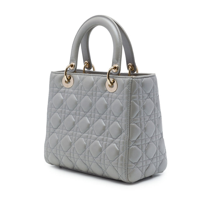 Dior Sac à main Lady Dior Perleescent Cannage Moyen Cuir d'agneau Gris – vue 2 – GABY PARIS