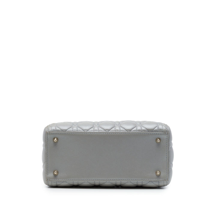 Dior Sac à main Lady Dior Perleescent Cannage Moyen Cuir d'agneau Gris – vue 3 – GABY PARIS