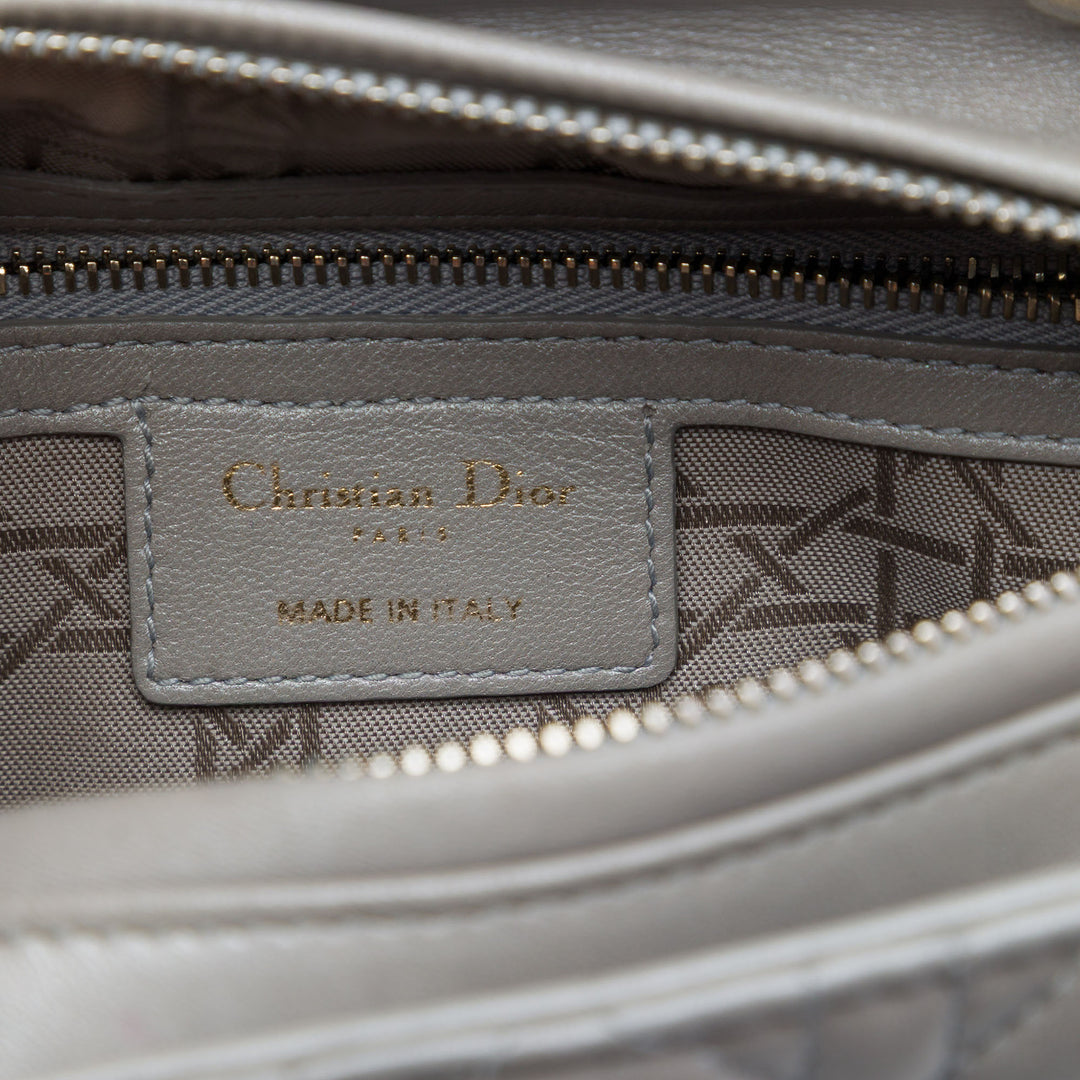 Dior Sac à main Lady Dior Perleescent Cannage Moyen Cuir d'agneau Gris – vue 5 – GABY PARIS
