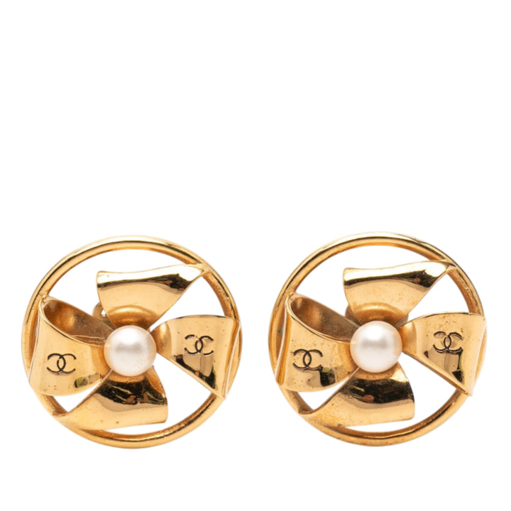 Chanel CC plaqué Perles fantaisie Pinwheel Ribbon Clip On Boucles d’oreilles
