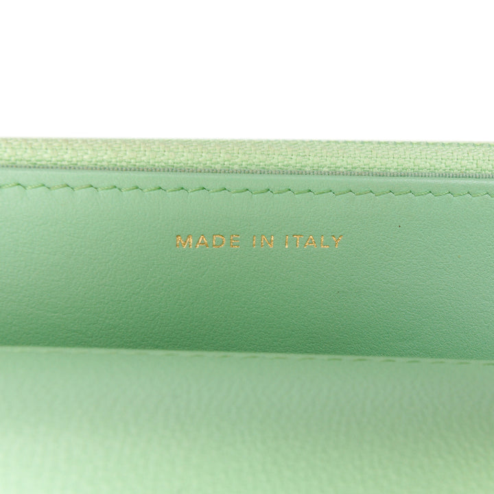 Chanel Matelassé Cuir d’agneau 19 Wallet on Chain