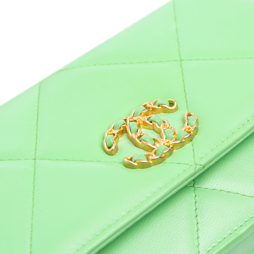 Chanel Matelassé Cuir d’agneau 19 Wallet on Chain