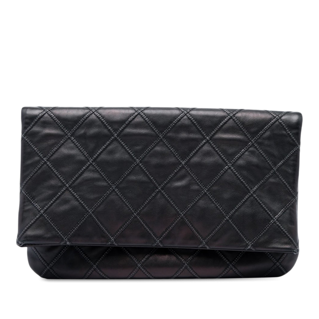 Chanel Pochette Matelassé Thin City Foldover Cuir d'agneau Noir – vue principale – GABY PARIS
